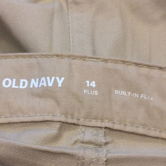 Old Navy Built in Flex Twill Straight Uniform Knee Length Neutral Tan Shorts - Picture 3 of 5